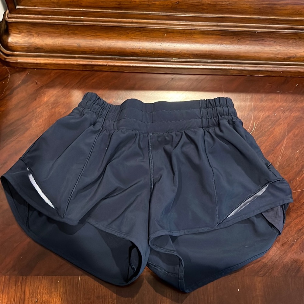 Lululemon hotty-hot low rise lined short 2.5”, size 4